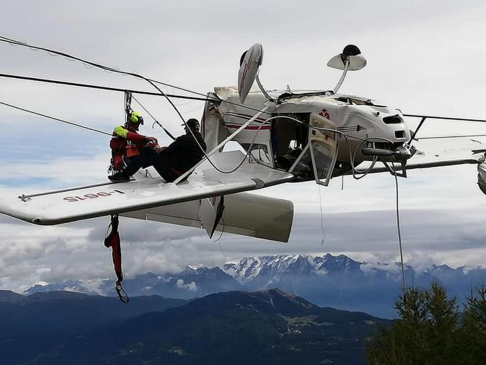 Aeroplane hangs in cable just after taking off what happened next watch video | Video : विमान आकाशातून पडलं अन् तारांमध्ये अडकलं, जाणून घ्या पुढे काय झालं.... Aeroplane hangs in cable just after taking off what happened next watch video | Video : विमान आकाशातून पडलं अन् तारांमध्ये अडकलं, जाणून घ्या पुढे काय झालं....