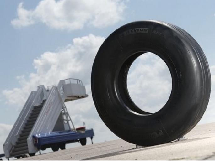 The air in the plane's tyre reduced; The morning takeoff was in the afternoon | विमानाच्या टायरमधील हवा उतरली; सकाळचे ‘टेकऑफ ’झाले दुपारी The air in the plane's tyre reduced; The morning takeoff was in the afternoon | विमानाच्या टायरमधील हवा उतरली; सकाळचे ‘टेकऑफ ’झाले दुपारी