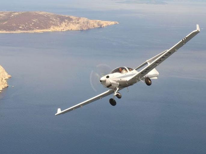 Tainee pilot falls unconscious for 40 minutes while flying plane | पायलट बेशुद्ध झाल्यावर तब्बल ४० मिनिटे 'स्वच्छंद' उडत राहिलं विमान! Tainee pilot falls unconscious for 40 minutes while flying plane | पायलट बेशुद्ध झाल्यावर तब्बल ४० मिनिटे 'स्वच्छंद' उडत राहिलं विमान!