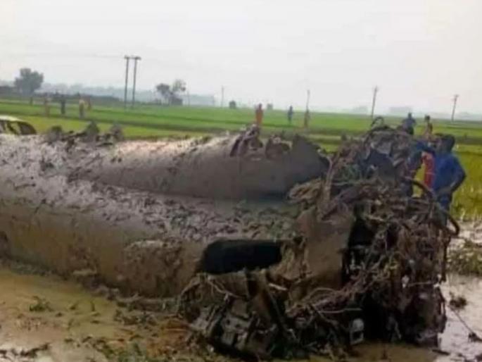 Air Force Hawk plane crashes in west Bengal field; The bomb fell on Monday | हवाई दलाचे हॉक विमान शेतात कोसळले; सोमवारी बॉम्ब पडलेला Air Force Hawk plane crashes in west Bengal field; The bomb fell on Monday | हवाई दलाचे हॉक विमान शेतात कोसळले; सोमवारी बॉम्ब पडलेला