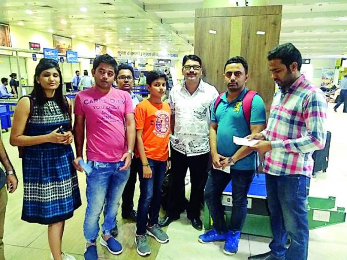 Jet Airways plane jolt to 200 passengers | नागपुरात जेट एअरवेजच्या विमानात २००प्रवाशांचा गोंधळ Jet Airways plane jolt to 200 passengers | नागपुरात जेट एअरवेजच्या विमानात २००प्रवाशांचा गोंधळ