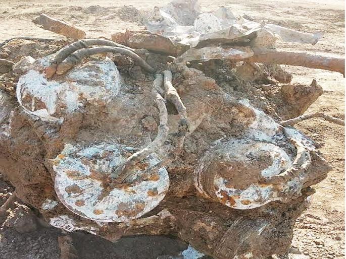 Removing the mud, the scrap of the British officer's plane was found after 79 years | गाळ काढताना इंग्रज अधिकाऱ्याच्या ७९ वर्षांपूर्वी पडलेल्या विमानाचे अवशेष सापडले Removing the mud, the scrap of the British officer's plane was found after 79 years | गाळ काढताना इंग्रज अधिकाऱ्याच्या ७९ वर्षांपूर्वी पडलेल्या विमानाचे अवशेष सापडले