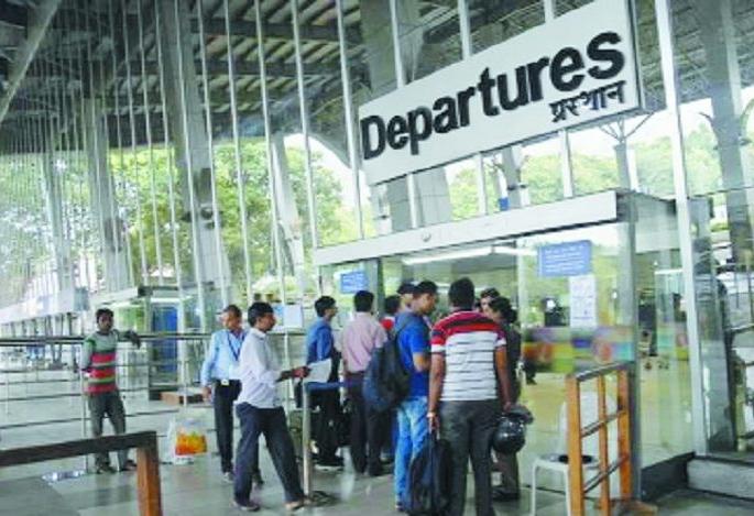 Airlines should reimburse canceled flights | विमान कंपन्यांनी रद्द झालेल्या विमानाचा परतावा द्यावा Airlines should reimburse canceled flights | विमान कंपन्यांनी रद्द झालेल्या विमानाचा परतावा द्यावा