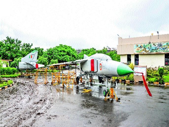 Fighter aircraft in pimpri chinchwad | शहरात लढाऊ विमान Fighter aircraft in pimpri chinchwad | शहरात लढाऊ विमान