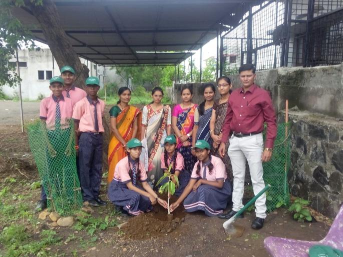 Planting of multipurpose tree in washim | वटपौर्णिमेनिमित्त बहुगुणी वटवृक्षांचे रोपण !