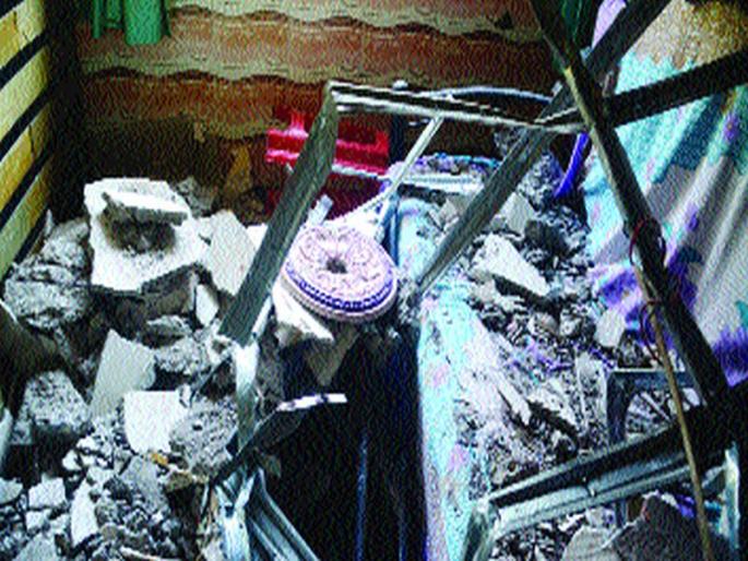 Both of them were injured in plaster collapse | प्लास्टर कोसळून राबोडीत दोघे जखमी Both of them were injured in plaster collapse | प्लास्टर कोसळून राबोडीत दोघे जखमी