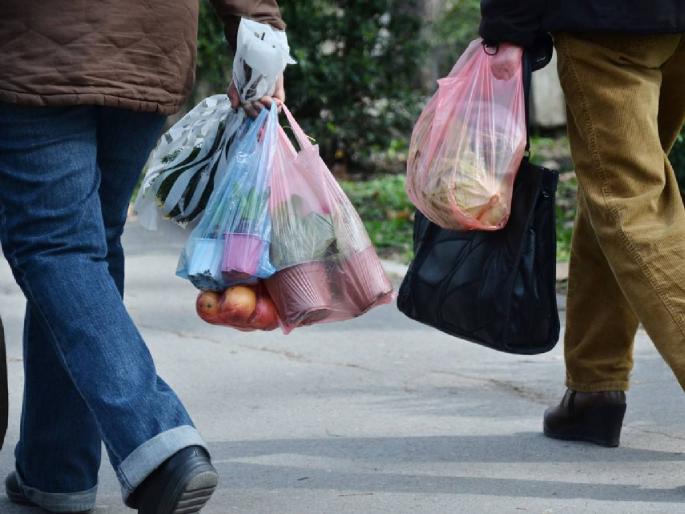When the carry bag is seen, 24 teams will strike; Action against plastic from tomorrow | कॅरी बॅग दिसली की, २४ पथके धडकणार; प्लास्टीक विरोधात उद्यापासून कारवाई When the carry bag is seen, 24 teams will strike; Action against plastic from tomorrow | कॅरी बॅग दिसली की, २४ पथके धडकणार; प्लास्टीक विरोधात उद्यापासून कारवाई