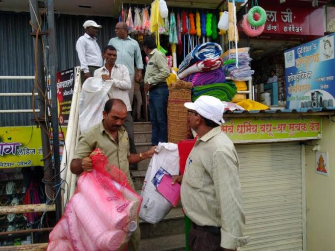 Plastic Ban : action taken against Five people In Satara | सातारा : प्लास्टिक बंदीचा 5 व्यापा-यांना दणका, प्रत्येकी पाच हजार रुपयांचा दंड
