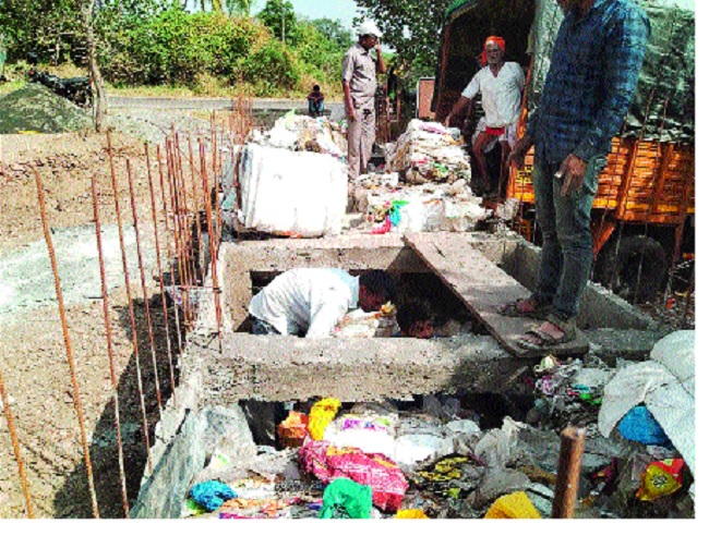 Aaravade village is experiencing plastic bonds | आरवडे गावात साकारतोय प्लास्टिकपासून बंधारा; पहिलाच प्रयोग : खुजगावच्या सैनिकाचे संशोधन Aaravade village is experiencing plastic bonds | आरवडे गावात साकारतोय प्लास्टिकपासून बंधारा; पहिलाच प्रयोग : खुजगावच्या सैनिकाचे संशोधन