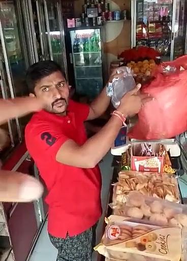 Shopkeepers used plastic carriages! | प्लास्टिक कॅरीबॅग्ज वापरणा-या दुकानदारांची झाडाझडती! Shopkeepers used plastic carriages! | प्लास्टिक कॅरीबॅग्ज वापरणा-या दुकानदारांची झाडाझडती!