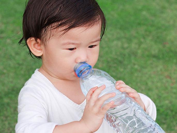 Plastic containers and aluminium file papers dangerous know Rujuta Diwekar tips/ | प्लास्टिकच्या डब्यात आणि अॅल्युमिनिअम फाइल पेपरमध्ये पदार्थ का पॅक करू नये? Plastic containers and aluminium file papers dangerous know Rujuta Diwekar tips/ | प्लास्टिकच्या डब्यात आणि अॅल्युमिनिअम फाइल पेपरमध्ये पदार्थ का पॅक करू नये?