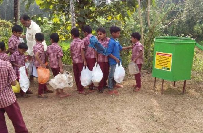 Campaign for the plastic free village in Akola district | प्लास्टिकमुक्तीसाठी अकोला जिल्ह्यात मोहिम Campaign for the plastic free village in Akola district | प्लास्टिकमुक्तीसाठी अकोला जिल्ह्यात मोहिम