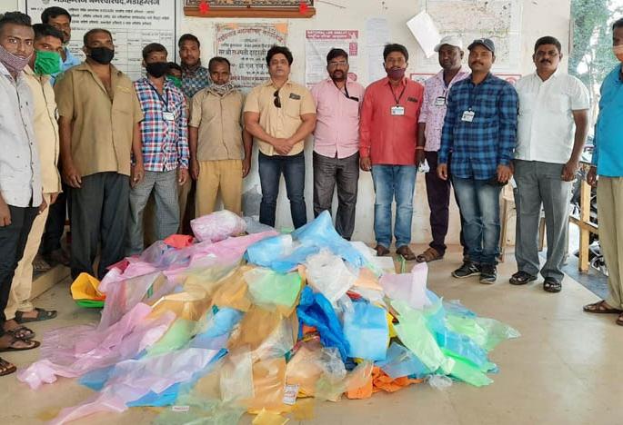 300 kg plastic seized in Gadhinglaj | गडहिंग्लजमध्ये ३०० किलो प्लॅस्टिक जप्त, पालिकेची मोहिम 300 kg plastic seized in Gadhinglaj | गडहिंग्लजमध्ये ३०० किलो प्लॅस्टिक जप्त, पालिकेची मोहिम