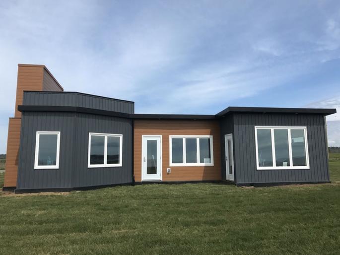 Unique house which is built using 6 lakh recycled plastic bottles in Canada | सहा लाख बॉटल्सच्या माध्यमातून उभारलं अनोखं घर, व्हिडीओ पाहून म्हणाल 'वाह' Unique house which is built using 6 lakh recycled plastic bottles in Canada | सहा लाख बॉटल्सच्या माध्यमातून उभारलं अनोखं घर, व्हिडीओ पाहून म्हणाल 'वाह'