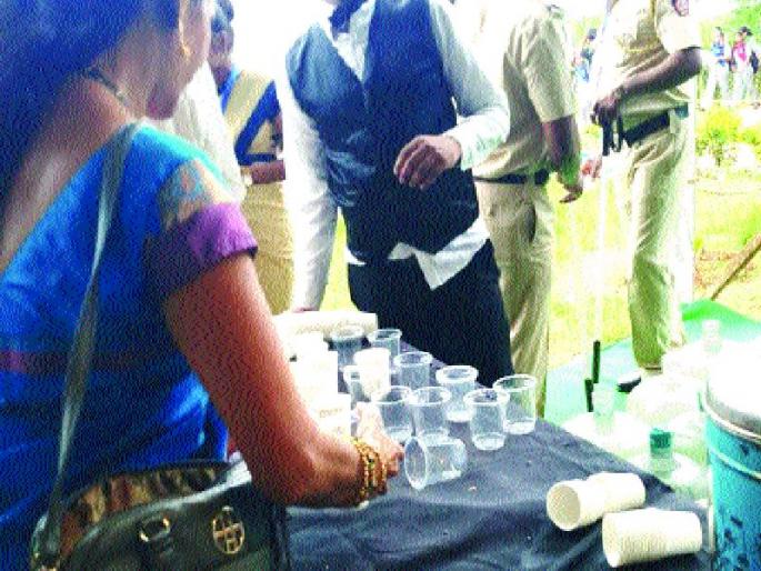 Plastic banditish! Glass use in CM program | प्लास्टिकबंदीची ऐशीतैशी! मुख्यमंत्र्यांच्या कार्यक्रमात ग्लासचा वापर Plastic banditish! Glass use in CM program | प्लास्टिकबंदीची ऐशीतैशी! मुख्यमंत्र्यांच्या कार्यक्रमात ग्लासचा वापर