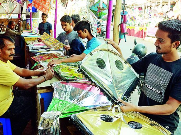 Plastics ban: The sale of kites | नागपुरात प्लास्टिकबंदीला वाटाण्याच्या अक्षता : पतंगांची जोरदार विक्री Plastics ban: The sale of kites | नागपुरात प्लास्टिकबंदीला वाटाण्याच्या अक्षता : पतंगांची जोरदार विक्री
