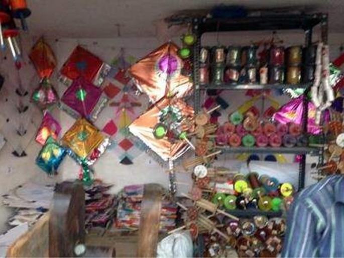 Action against nylon manza sellers in Nagpur | नागपुरात नायलॉन मांजा विक्रेत्यांवर कारवाई  Action against nylon manza sellers in Nagpur | नागपुरात नायलॉन मांजा विक्रेत्यांवर कारवाई