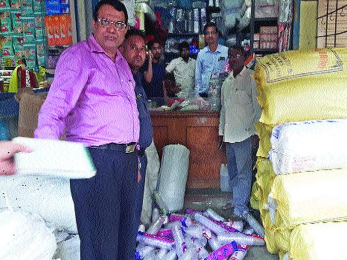 Plastic and thermocol deposited in Ghansoli | घणसोलीतून प्लॅस्टिक, थर्माकोलचा साठा जप्त Plastic and thermocol deposited in Ghansoli | घणसोलीतून प्लॅस्टिक, थर्माकोलचा साठा जप्त