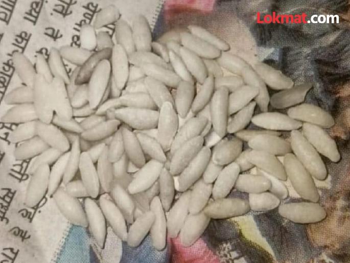 in mumbai complaint of receiving plastic rice on ration supply officials dismissed the claims  | रेशनवर प्लास्टिकचे तांदूळ मिळाल्याची तक्रार; पुरवठा अधिकाऱ्यांनी मात्र दावे फेटाळले  in mumbai complaint of receiving plastic rice on ration supply officials dismissed the claims  | रेशनवर प्लास्टिकचे तांदूळ मिळाल्याची तक्रार; पुरवठा अधिकाऱ्यांनी मात्र दावे फेटाळले