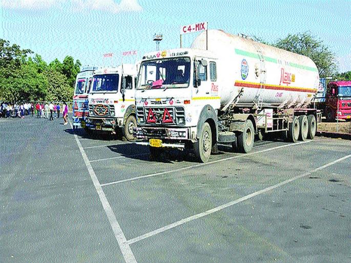 Reliance created waste plastic from roads, useful research for environmental protection | रिलायन्सने निर्माण केले टाकाऊ प्लास्टिकपासून रस्ते, पर्यावरण संरक्षणासाठी उपयुक्त संशोधन Reliance created waste plastic from roads, useful research for environmental protection | रिलायन्सने निर्माण केले टाकाऊ प्लास्टिकपासून रस्ते, पर्यावरण संरक्षणासाठी उपयुक्त संशोधन