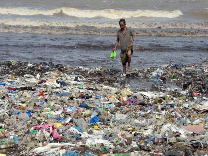'Roads' route used by Kerala to end plastic waste in the sea | समुद्रातील प्लास्टिक कचरा संपविण्यासाठी केरळने वापरला 'रस्ते' मार्ग  'Roads' route used by Kerala to end plastic waste in the sea | समुद्रातील प्लास्टिक कचरा संपविण्यासाठी केरळने वापरला 'रस्ते' मार्ग