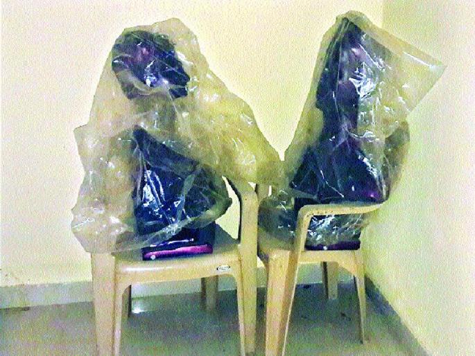 Karjat Panchayat Samiti forgot the martyrs | कर्जत पंचायत समितीला हुतात्म्यांचा विसर Karjat Panchayat Samiti forgot the martyrs | कर्जत पंचायत समितीला हुतात्म्यांचा विसर