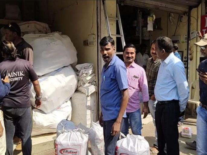 Stocks of banned plastic bags seized from BJP woman office-bearers' warehouse | भाजपा महिला पदाधिकाऱ्याच्या गोदामातून बंदी असलेल्या प्लॅस्टिक पिशव्यांचा साठा जप्त Stocks of banned plastic bags seized from BJP woman office-bearers' warehouse | भाजपा महिला पदाधिकाऱ्याच्या गोदामातून बंदी असलेल्या प्लॅस्टिक पिशव्यांचा साठा जप्त