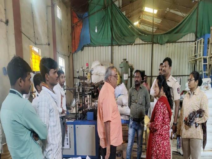 Add to the roots Two plastic tippers seized from the factory Mega action of the Municipal Corporation | मुळावर घाला! कारखान्यातून दोन टिप्पर प्लॉस्टिक जप्त; महापालिकेची मेगा कारवाई Add to the roots Two plastic tippers seized from the factory Mega action of the Municipal Corporation | मुळावर घाला! कारखान्यातून दोन टिप्पर प्लॉस्टिक जप्त; महापालिकेची मेगा कारवाई