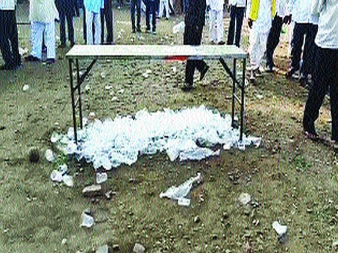Maharashtra Election 2019: Use of Plastics in Public Meeting Ten thousand penalty to nationalist | Maharashtra Election 2019 : जाहीर सभेत प्लास्टीकचा वापर; राष्ट्रवादीला दहा हजारांचा दंड Maharashtra Election 2019: Use of Plastics in Public Meeting Ten thousand penalty to nationalist | Maharashtra Election 2019 : जाहीर सभेत प्लास्टीकचा वापर; राष्ट्रवादीला दहा हजारांचा दंड