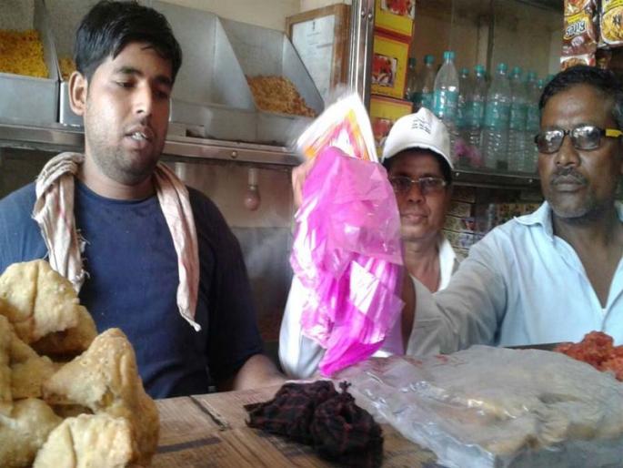 Seven kilograms of plastic bags seized in the pond | तळोद्यात साडेसात किलो प्लॅस्टिक पिशव्या जप्त