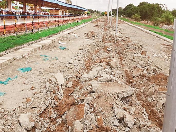 Keeping the platform for four months after digging | चार महिन्यांपासून प्लॅटफॉर्म ठेवला खोदून Keeping the platform for four months after digging | चार महिन्यांपासून प्लॅटफॉर्म ठेवला खोदून