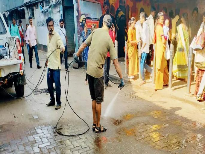 hawkers who took the initiative for cleanliness drive in Dadar are of plaza cinema will be clean | दादरमध्ये स्वच्छता मोहिमेसाठी फेरीवाल्यांनीच घेतला पुढाकार; प्लाझा परिसर ‘चकाचक’ hawkers who took the initiative for cleanliness drive in Dadar are of plaza cinema will be clean | दादरमध्ये स्वच्छता मोहिमेसाठी फेरीवाल्यांनीच घेतला पुढाकार; प्लाझा परिसर ‘चकाचक’