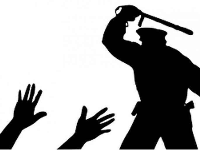 Police beat up workers at Khamgaon shelter | खामगावच्या निवारागृहात परप्रांतीय मजुरांना पोलिसाकडून मारहाण Police beat up workers at Khamgaon shelter | खामगावच्या निवारागृहात परप्रांतीय मजुरांना पोलिसाकडून मारहाण