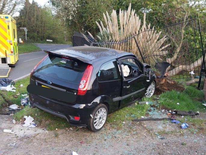 Coronavirus: Bored out of house with car in lockdown period, police rammed after accident in Uk MMG | Coronavirus: कंटाळा आल्याने गाडी घेऊन घराबाहेर पडला, अपघातानंतर पोलिसांनी रामराम ठोकला Coronavirus: Bored out of house with car in lockdown period, police rammed after accident in Uk MMG | Coronavirus: कंटाळा आल्याने गाडी घेऊन घराबाहेर पडला, अपघातानंतर पोलिसांनी रामराम ठोकला