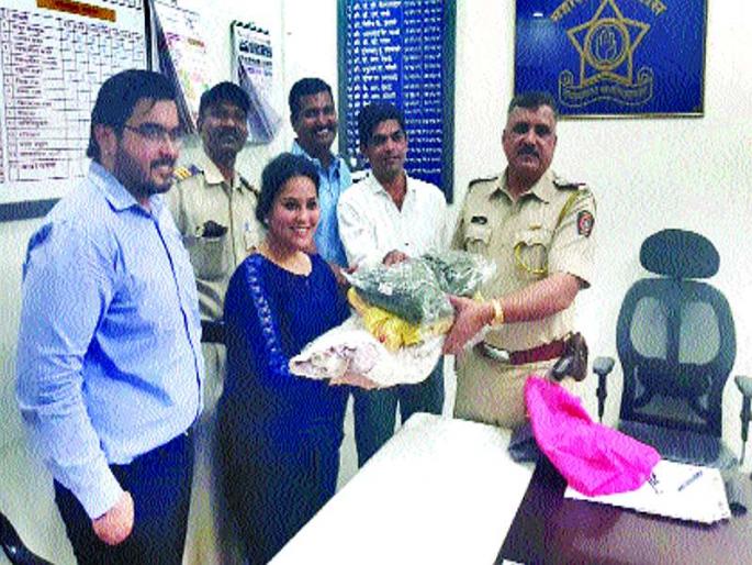 Police received 4000 pieces of wedding bag for the girl | पोलिसांमुळे तरुणीला परत मिळाले लग्नाच्या बस्त्याचे ३० हजारांचे कपडे
