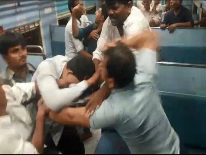 Virar-Dahanu passenger storm surge, churning of broken trousers | विरार-डहाणू पॅसेंजरमध्ये तुफान हाणामारी, चावून तरूणाचा तोडला अंगठा Virar-Dahanu passenger storm surge, churning of broken trousers | विरार-डहाणू पॅसेंजरमध्ये तुफान हाणामारी, चावून तरूणाचा तोडला अंगठा