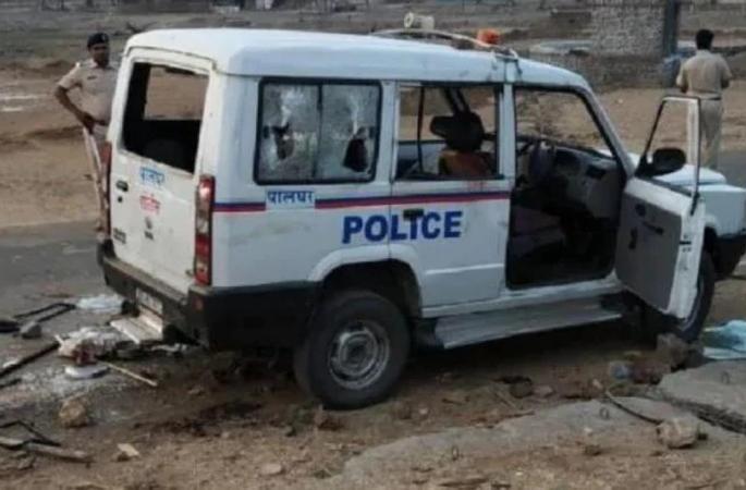 Palghar Mob Lynching: Superintendent of Police sent on compulsory leave pda | Palghar Mob Lynching : पोलीस अधीक्षकांना पाठविले सक्तीच्या रजेवर Palghar Mob Lynching: Superintendent of Police sent on compulsory leave pda | Palghar Mob Lynching : पोलीस अधीक्षकांना पाठविले सक्तीच्या रजेवर