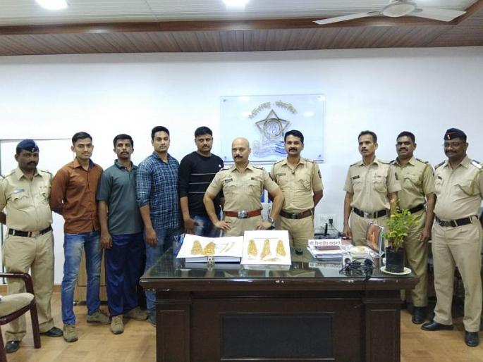 Police arrested a 75-year-old boy who smuggled 1.5 kg of gold and arrested him | दीड किलो सोन्याची तस्करी करणारा 75 वर्षीय वृद्ध, पोलिसांनी सापळा रचून केली अटक Police arrested a 75-year-old boy who smuggled 1.5 kg of gold and arrested him | दीड किलो सोन्याची तस्करी करणारा 75 वर्षीय वृद्ध, पोलिसांनी सापळा रचून केली अटक