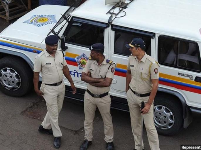 First a bike was parked on a police station, then kicked and run away | आधी पोलिसांच्या अंगावर दुचाकी चढवली, नंतर लाथ मारून पळ First a bike was parked on a police station, then kicked and run away | आधी पोलिसांच्या अंगावर दुचाकी चढवली, नंतर लाथ मारून पळ