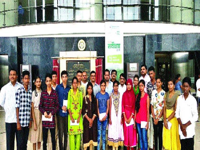 Shivsena's help for the students of the school | पालिका शाळेतील विद्यार्थ्यांना शिवसेनेची मदत  