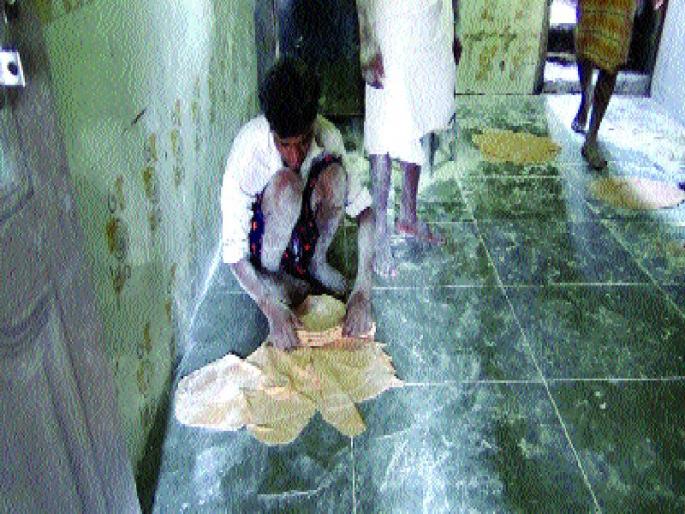 Print on the water factory | पाणीपुरीच्या कारखान्यावर छापा Print on the water factory | पाणीपुरीच्या कारखान्यावर छापा