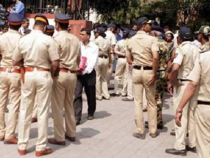 Due to the behavior of the police officers, the police of Ganesha devotees stayed at a remote area | पोलिस अधिकाऱ्यांच्या वागणुकीमुळे गणेशभक्तांचा पोलिस दूरक्षेत्रावर ठिय्या Due to the behavior of the police officers, the police of Ganesha devotees stayed at a remote area | पोलिस अधिकाऱ्यांच्या वागणुकीमुळे गणेशभक्तांचा पोलिस दूरक्षेत्रावर ठिय्या