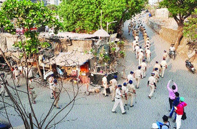 Now sit at home; Long march of Mumbai police | आता तरी घरी बसा; मुंबई पोलिसांचा लाँग मार्च Now sit at home; Long march of Mumbai police | आता तरी घरी बसा; मुंबई पोलिसांचा लाँग मार्च