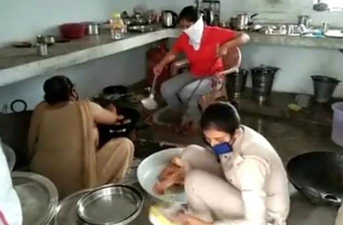 coronavirus: On duty for poor ... Women staff cooked at police station in raibareli | coronavirus: ऑन ड्युटी गरिबांसाठी.... पोलीस ठाण्यातच महिला कर्मचारी शिजवतायंत अन्न coronavirus: On duty for poor ... Women staff cooked at police station in raibareli | coronavirus: ऑन ड्युटी गरिबांसाठी.... पोलीस ठाण्यातच महिला कर्मचारी शिजवतायंत अन्न