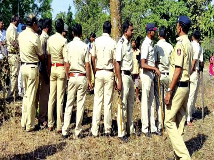 Villagers protest against cutting down trees; Drainage stopped | झाडे तोडण्यास ग्रामस्थांचा विरोध; जलवाहिन्या टाकण्याचे काम थांबले Villagers protest against cutting down trees; Drainage stopped | झाडे तोडण्यास ग्रामस्थांचा विरोध; जलवाहिन्या टाकण्याचे काम थांबले