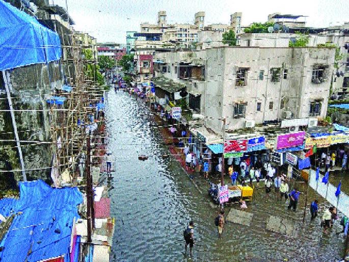 Water flips but damages bigger | पाणी ओसरले पण नुकसान मोठे Water flips but damages bigger | पाणी ओसरले पण नुकसान मोठे