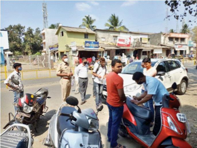 Action taken against unmasked pedestrians | विनामास्क फिरणाऱ्यांवर कारवाई सुरू; प्रत्येकी २०० रुपये दंड वसूल Action taken against unmasked pedestrians | विनामास्क फिरणाऱ्यांवर कारवाई सुरू; प्रत्येकी २०० रुपये दंड वसूल
