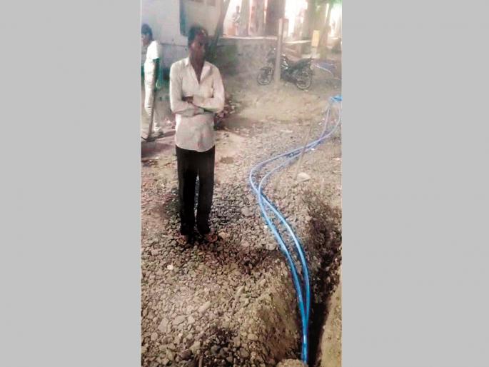 Unauthorized water connection scam; Plumber caught red-handed, case registered | अनधिकृत नळ जोडणी घेण्याचा सपाटा; प्लंबर रंगेहाथ दिसला, गुन्हा दाखल Unauthorized water connection scam; Plumber caught red-handed, case registered | अनधिकृत नळ जोडणी घेण्याचा सपाटा; प्लंबर रंगेहाथ दिसला, गुन्हा दाखल
