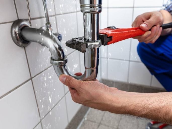 The whole village is doing the work of plumber | ज्याच्या त्याच्या हाती पाना- करवत; अख्खं गाव करतंय 'प्लंबर'चं काम ! The whole village is doing the work of plumber | ज्याच्या त्याच्या हाती पाना- करवत; अख्खं गाव करतंय 'प्लंबर'चं काम !