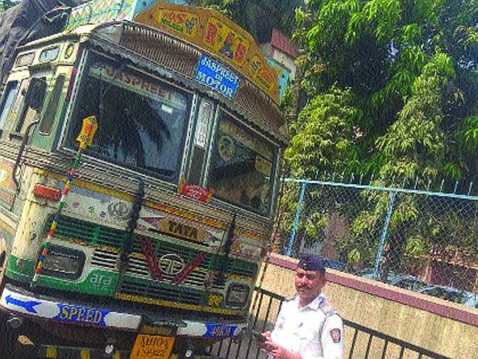 Traffic police action on illegal parking | बेकायदा पार्किंगवर वाहतूक पोलिसांची कारवाई Traffic police action on illegal parking | बेकायदा पार्किंगवर वाहतूक पोलिसांची कारवाई